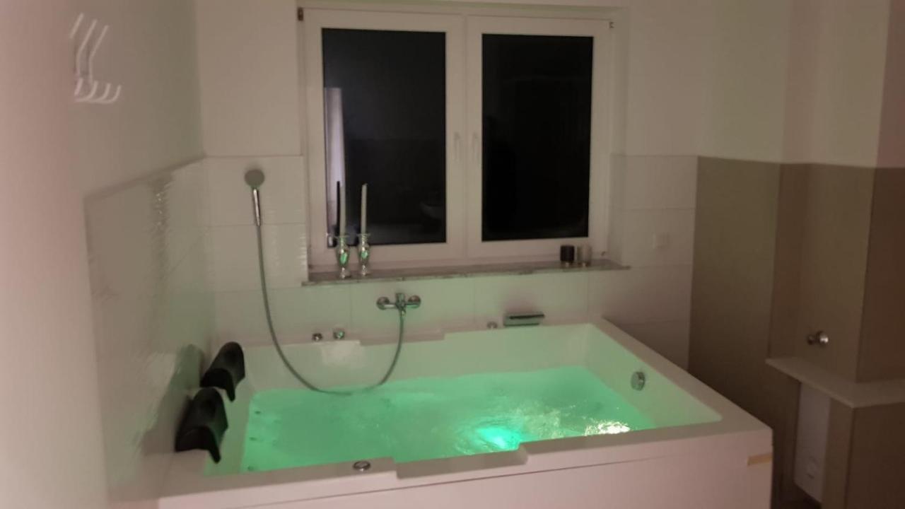 Ferienwohnung Mit Jacuzzi Naehe Flughafen Koeln Bonn Тройсдорф Экстерьер фото